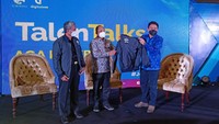 Pemberian jaket #MakinJagoDigital dalam event TalenTalks Event secara simbolis merupakan sinergitas untuk mendorong terwujudnya Hilirisasi Ekonomi Digital, Jumat (18/6/2021). Dok. Kementerian Komunikasi dan Informatika.