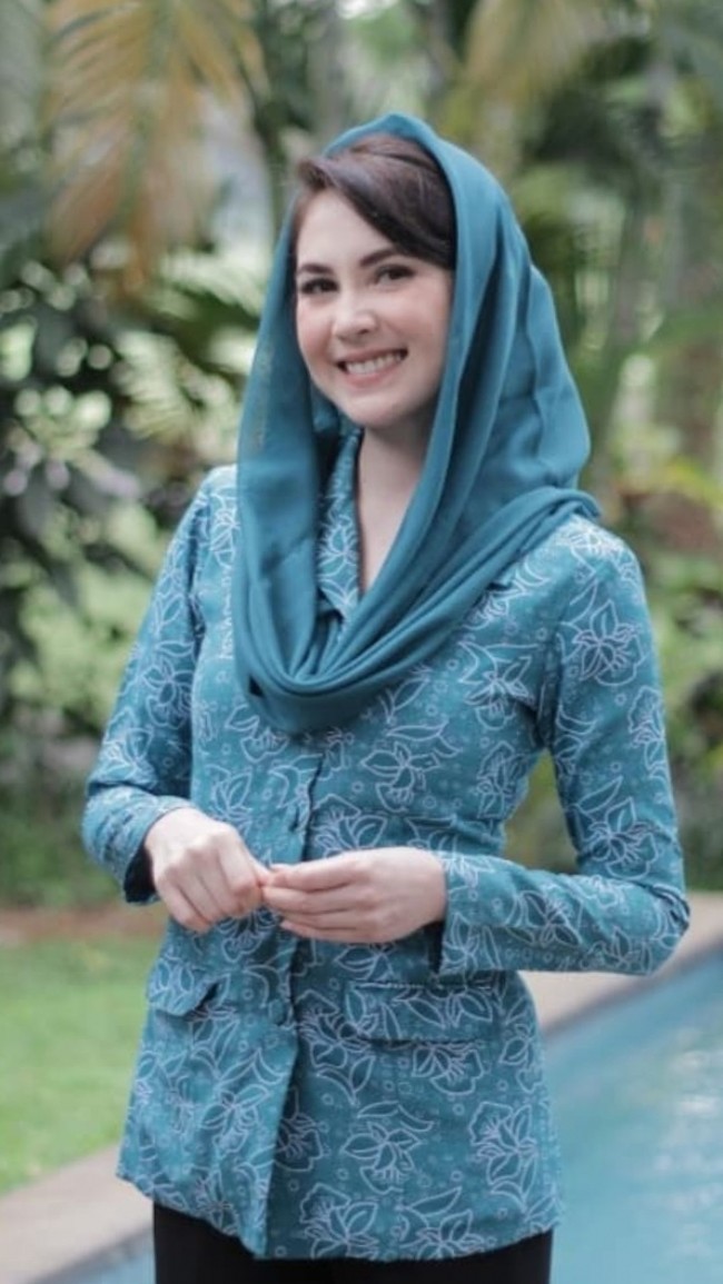 Tak kalah memesona, penampilan Arumi Bachin saat mengenakan seragam PKK ini pun berhasil curi perhatian. Saat ini Arumi tengah menjalankan pekerjaannya sebagai Ketua Tim Penggerak PKK Provinsi Jawa Timur. Foto: Instagram/@arumibachsin_94