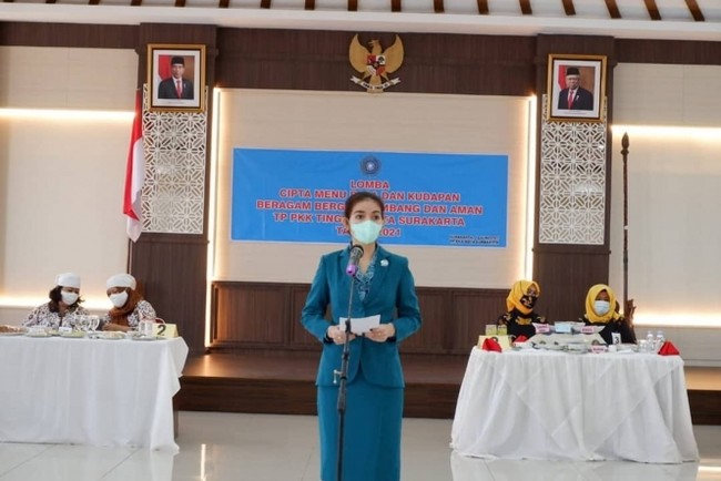 Terakhir ada Selvi Ananda yang tampil cantik ketika menghadiri sebuah acara dengan seragam PKK. Saat ini Selvi Ananda sendiri menjabat sebagai Ketua Tim PKK Kota Surakarta. Foto: Instagram/@pkkkotasurakarta