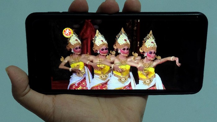Pandemi COVID-19 tak surutkan semangat para pelaku seni untuk berkarya. Digelar saat pandemi, sejumlah pentas seni pun diselenggarakan secara virtual.