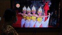 Sejumlah pertunjukan seni pun diselenggarakan secara virtual untuk menghibur masyarakat. Salah satunya pementasan Tari Sekar Jepun dalam Pesta Kesenian Bali ke-43 yang digelar secara daring di Denpasar, Bali, Minggu (27/6/2021). Pemerintah Provinsi Bali mengimbau masyarakat agar menyaksikan pertunjukan seni Pesta Kesenian Bali secara daring dari rumah untuk mengantisipasi kerumunan serta sebagai upaya pencegahan penyebaran COVID-19. ANTARA FOTO/Nyoman Hendra Wibowo.