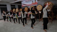 Semangat untuk terus melatih kemampuan seni pun ditunjukkan oleh para remaja di Banten. Mereka tampak antusias mengikuti latihan tari tradisional Rampak Bedug di Kampung Seni Yudha Asri, Kabupaten Serang, Banten, Minggu (27/6/2021). ANTARA FOTO/Muhammad Bagus Khoirunas.  