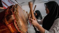 Latihan kesenian berupa tari dan bermain musik tradisional tersebut bertujuan untuk melestarikan seni budaya. ANTARA FOTO/Muhammad Bagus Khoirunas.