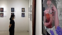 Selain pertunjukkan seni, pameran fotografi, seni dan desain pun tetap digelar di masa pandemi dengan menerapkan sejumlah protokol kesehatan guna mencegah penyebaran virus Corona. Salah satunya pameran fotografi, seni dan desain Kirana Dakara yang mengangkat tema Kecantikan Legenda dan Kepahlawanan Nusantara di Dharma Negara Alaya Art & Creative Hub Denpasar, Bali. ANTARA FOTO/Nyoman Hendra Wibowo.