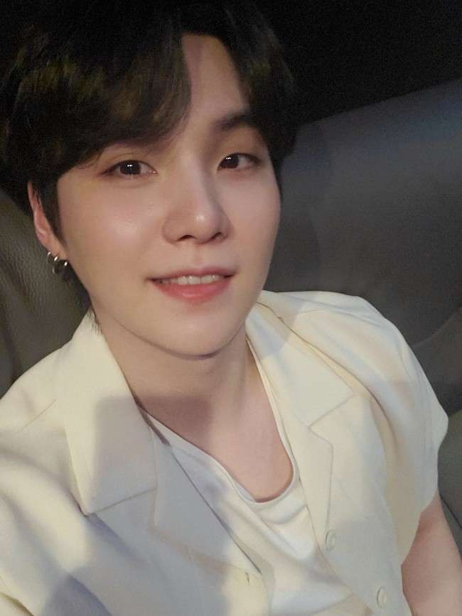 Personil BTS lainnya juga masuk daftar ini. Suga, menempati nomor 5 dalam mesin pencarian Google. Gayanya nge-rap di lagu ‘Butter’ sukses membuat Suga menarik fans baru sepanjang tahun ini. Foto: Twitter @BTS_twt