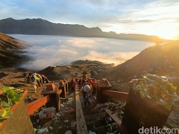 Warna keemasan yang muncul saat matahari mulai mengintip dari perbukitan begitu dramatis! ( M Rofiq/detikTravel) Warna keemasan yang muncul saat matahari mulai mengintip dari perbukitan begitu dramatis! ( M Rofiq/detikTravel)