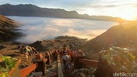 Warna keemasan yang muncul saat matahari mulai mengintip dari perbukitan begitu dramatis! ( M Rofiq/detikTravel)