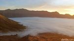 Foto: Sunrise Magis dan Negeri di Atas Awan Bromo