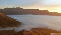 Konon pesona matahari terbit dari balik perbukitan Gunung Bromo, merupakan salah satu matahari terbit dan yang paling sempurna dan bagus di dunia. (M Rofiq/detikTravel)