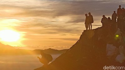 Foto: Sunrise Magis dan Negeri di Atas Awan Bromo