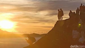 Tak Ada Lawan Indahnya Sunrise di Bromo
