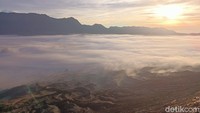 Jika dilihat dari atas bukit atau kawah Gunung Bromo, kabut berwarna putih yang memenuhi kaldera terlihat seperti hamparan kapas hingga memanjakan mata kita. (M Rofiq/detikTravel)