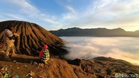 Keindahan alam Bromo membuat pengunjung tidak pernah bosan untuk terus menjelajahi gunung yang mempunyai cerita legenda Roro Anteng dan Joko Seger ini. Lautan pasir yang berubah menjadi lautan kabut dengan latar belakang gunung Bromo serta gunung-gunung yang lain membuat pengunjung betah berlama-lama di sini. (M Rofiq/detikTravel)