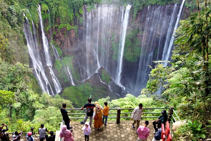 Kalau di Amerika punya Niagara Falls, Indonesia juga punya Air Terjun yang nggak kalah cantik di Lumajang, Jawa Timur, namanya Tumpak Sewu. Nih buktinya.
