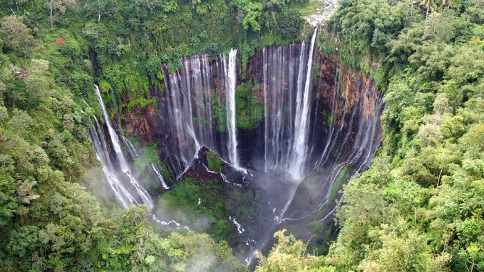 Tak Cuma Amerika, RI Juga Punya Air Terjun Niagara yang Mempesona Kalau di Amerika punya Niagara Falls, Indonesia juga punya Air Terjun yang nggak kalah cantik di Lumajang, Jawa Timur, namanya Tumpak Sewu. Nih buktinya.