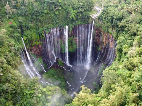 Kalau di Amerika punya Niagara Falls, Indonesia juga punya Air Terjun yang nggak kalah cantik di Lumajang, Jawa Timur, namanya Tumpak Sewu. Nih buktinya.