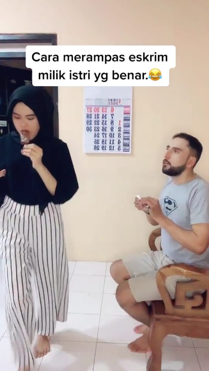 Kocak! Pria Ini Rebut Es Krim Istrinya dengan Trik Taruh Timbangan Badan