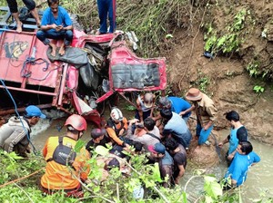 Truk Pengangkut Kayu Terjun ke Sungai di Sukabumi, Sopir Sempat Terjepit