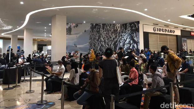 Pengunjung Trans Studio Mall Cibubur mengikuti vaksin COVID-19 Trans Corp