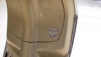 Untuk menekankan perjalanan Vespa yang bersejarah selama 75 tahun lebih jauh, sebuah badge khusus juga diletakkan di bagian penyimpanan depan Vespa 75th Anniversary sebagai reinterpretasi yang kuat dari masa lalu dan pengingat pencapaian bersejarah bagi Vespa. Foto: Dok. Piaggio Indonesia