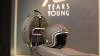 Rak belakang Vespa 75th Anniversary hadir dengan chrome-plated finish, dirancang sebagai tempat penempatan round bag eksklusif yang berbentuk mirip roda cadangan, ini merupakan sentuhan khas Vespa yang ikonik. Terbuat dari kulit nubuck yang lembut dan memiliki warna yang sama dengan sadel, tas ini juga dilengkapi dengan strap untuk memudahkan ketika dibawa dan klip pengaman dengan mekanisme quick-release. Foto: Dok. Piaggio Indonesia
