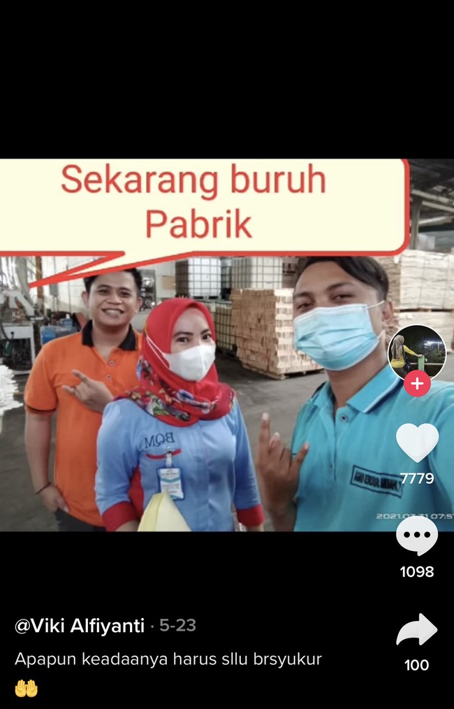 Semasa suaminya masih aktif menjadi Kepala Desa, kegiatan Viki pun padat, seperti ada kegiatan PKK, pengajian rutin, posyandu dan lainnya. Namun setelah sang suami meninggal, kehidupannya berubah. Pastinya down ya yang awalnya dihormati disegani tapi setelah nggak jadi ibu Kades orang-orang biasa aja. Di sini aku menilai ternyata jabatan itu pengaruhnya sangat besar di lingkungan sosial, kenang Viki. Foto: Dok. Tangkap layar akun TikTok @vikiqq90.