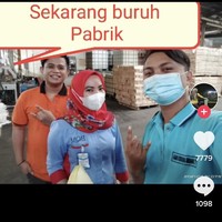 Semasa suaminya masih aktif menjadi Kepala Desa, kegiatan Viki pun padat, seperti ada kegiatan PKK, pengajian rutin, posyandu dan lainnya. Namun setelah sang suami meninggal, kehidupannya berubah. Pastinya down ya yang awalnya dihormati disegani tapi setelah nggak jadi ibu Kades orang-orang biasa aja. Di sini aku menilai ternyata jabatan itu pengaruhnya sangat besar di lingkungan sosial, kenang Viki. Foto: Dok. Tangkap layar akun TikTok @vikiqq90.