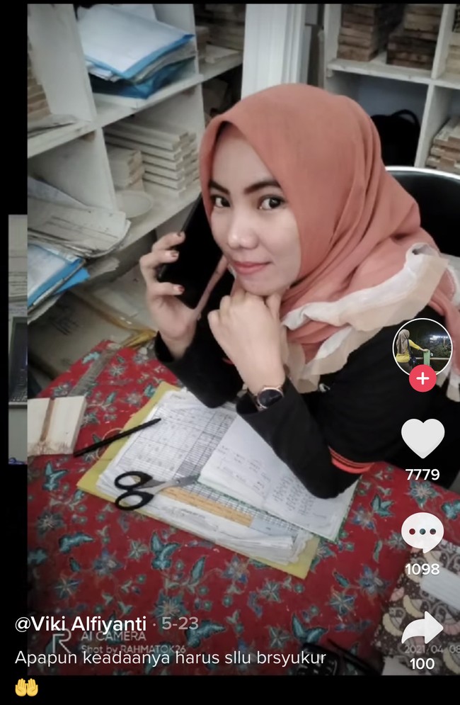 Ibu satu orang anak ini mulai memutuskan untuk bekerja sebagai buruk sejak Oktober 2020 di PT.Dharma Sukses Niaga. Dia bekerja agar punya uang untuk memenuhi kebutuhan keluarga sehari-hari. Saya sekarang jadi admin Quality Control. Ya mau gimana lagi karena hidup butuh biaya jadi saya harus bekerja, tutup Viki. Foto: Dok. Tangkap layar akun TikTok @vikiqq90.