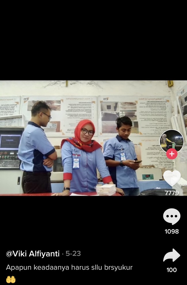 Setelah sang suami meninggal, Viki juga kembali merasa terpukul karena kepergiaan ayah tercinta pada Januari 2020. Ditinggal suami dan bapak benar-benar membuatku terpuruk. Kehilangan dua sosok lelaki terhebat dalam hidupku membuatku merasa benar-benar terpuruk dan putus asa, ucapnya sedih. Foto: Dok. Tangkap layar akun TikTok @vikiqq90.