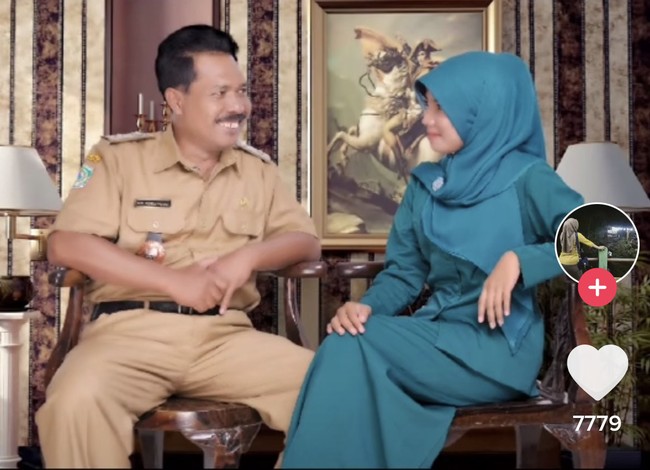 Wanita yang tinggal di Probolinggo, Jawa Timur itu menuturkan jika suaminya, Nur Hidayat telah tiada sejak 12 Agustus 2016. Sejak saat itulah kehidupannya Viki berubah drastis. Awalnya saya jadi istri seorang Kepala Desa di Purwosono Kecamatan Sumbersuko Kabupaten Lumajang tapi setelah kepergian suami, akhirnya saya kerja jadi buruh pabrik, ungkap Viki dengan ramah. Foto: Dok. Tangkap layar akun TikTok @vikiqq90.