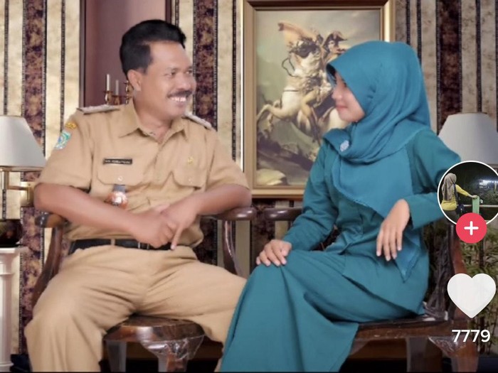 Viral kisah wanita yang dulu jadi istri kades, sekarang bekerja sebagai buruh. Viral kisah wanita yang dulu jadi istri kades, sekarang bekerja sebagai buruh.