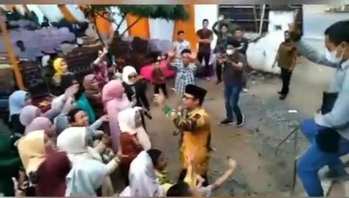 Wabup Lampung Tengah, Ardito Wijaya joget di hajatan saat pandemi