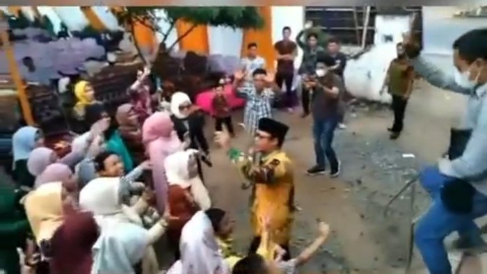 Wabup Lampung Tengah, Ardito Wijaya joget di hajatan saat pandemi