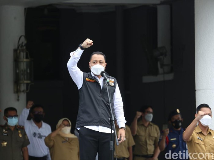 Lonjakan kasus COVID-19 terjadi di Kota Malang. Hari ini ada 17 pasien COVID-19 yang meninggal dunia, hingga tim pemulasaraan jenazah kelabakan.