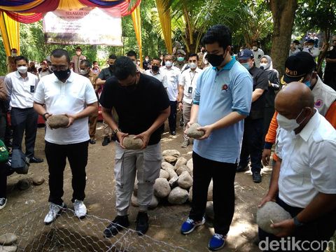 Wali Kota Medan Bobby Nasution menyusuri Sungai Deli.