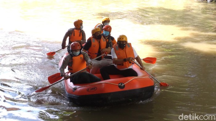 Wali Kota Medan Bobby Nasution menyusuri Sungai Deli.