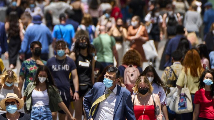Pemerintah Spanyol cabut aturan wajib bermasker bagi warganya. Saat ini warga Spanyol dibolehkan beraktivitas di luar rumah tanpa masker dengan sejumlah catatan.