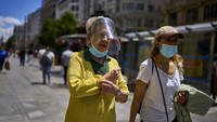 Selain itu, pemerintah Spanyol juga tetap mewajibkan masker di angkutan umum, taksi, ataupun mobil yang berisi orang-orang yang tidak serumah. AP Photo/Manu Fernandez.  