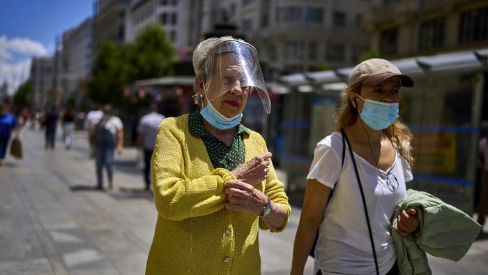 Pemerintah Spanyol cabut aturan wajib bermasker bagi warganya. Saat ini warga Spanyol dibolehkan beraktivitas di luar rumah tanpa masker dengan sejumlah catatan.