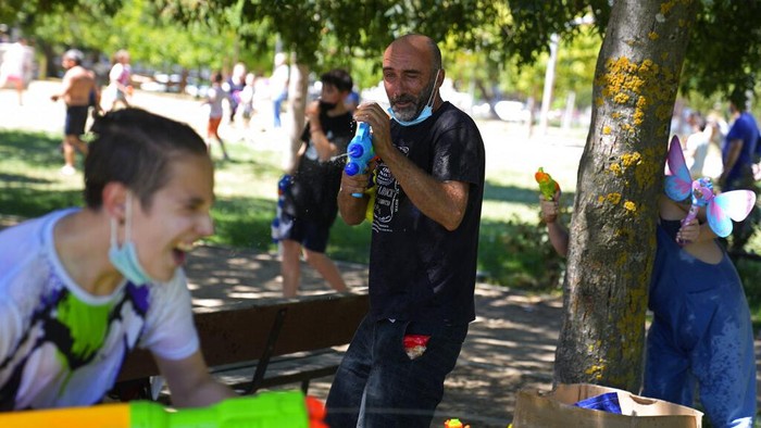 Pemerintah Spanyol cabut aturan wajib bermasker bagi warganya. Saat ini warga Spanyol dibolehkan beraktivitas di luar rumah tanpa masker dengan sejumlah catatan.
