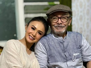 Menangis, Krisdayanti dan Yuni Shara Saksikan Pemakaman Ayah Lewat Video Call
