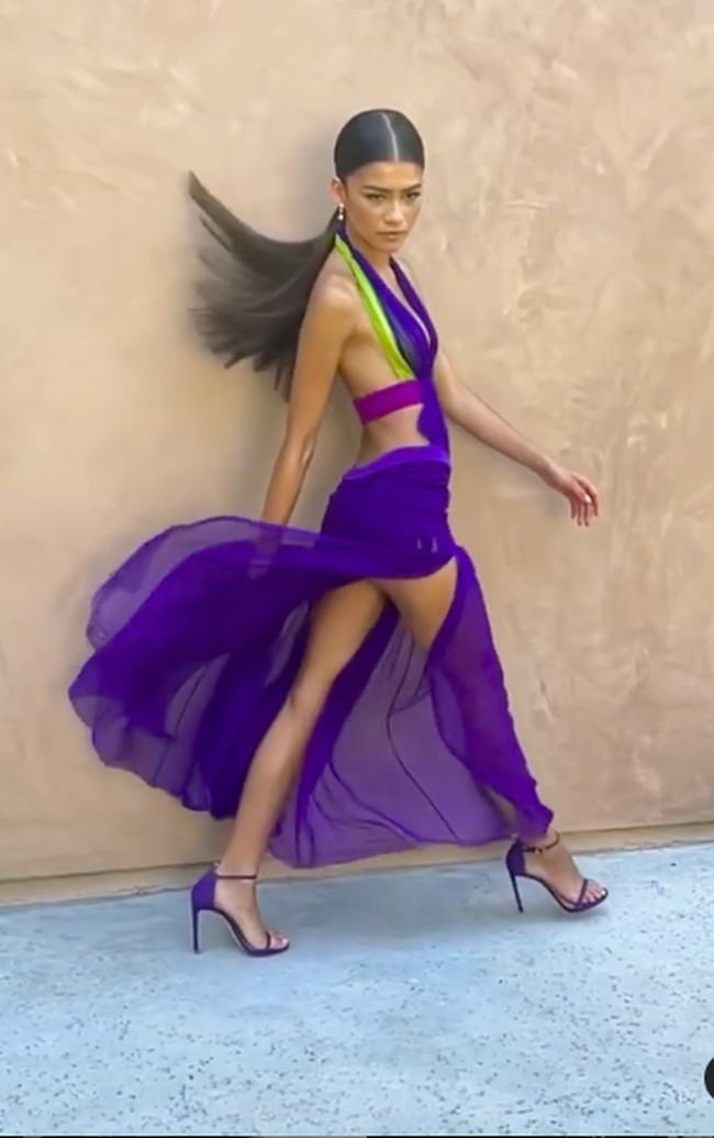 Bukan sekadar menunjukkan keseksiannya, gaun rancangan Donatella Versace ini sekaligus menjadi penghormatan Zendaya bagi Beyonce. Rupanya, Beyonce pernah memakai gaun versi pendeknya saat beraksi di panggung BET Awards 2003. (Foto: Instagram/@zendaya)