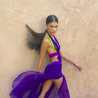 Bukan sekadar menunjukkan keseksiannya, gaun rancangan Donatella Versace ini sekaligus menjadi penghormatan Zendaya bagi Beyonce. Rupanya, Beyonce pernah memakai gaun versi pendeknya saat beraksi di panggung BET Awards 2003. (Foto: Instagram/@zendaya)