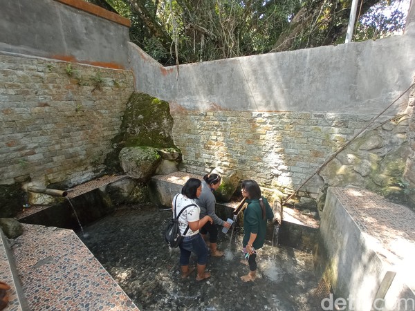 Di ruangan khusus wanita, ada empat mata air rasa yang punya khasiat enteng jodoh sampai menyembuhkan bayi. Di ruangan khusus wanita, ada empat mata air rasa yang punya khasiat enteng jodoh sampai menyembuhkan bayi.Â
