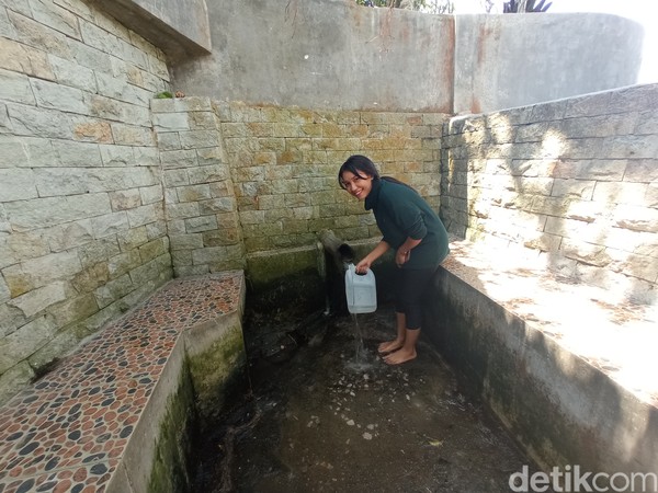 Nah ini tiga pemandian di tempat khusus pria, dibuat bersekat karena biasanya digunakan untuk ritual tertentu. Nah ini tiga pemandian di tempat khusus pria, dibuat bersekat karena biasanya digunakan untuk ritual tertentu.Â