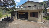 Di depan pemandian ada warung yang menjual jiriken untuk wisatawan yang mau membawa pulang airnya. Harga jirikennya Rp 10 ribu saja.