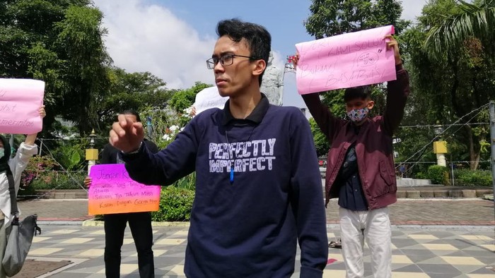 Aliansi Pelajar Surabaya menyatakan penolakan terhadap pembelajaran jarak jauh (PJJ) atau belajar daring tahun ajaran 2021-2022. Sebab, metode itu dinilai kurang efektif dan menjadi beban bagi pelajar selama ini.