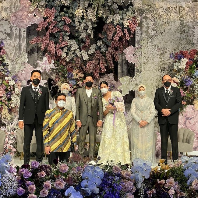 Sebelumnya, tepat pada 20 Maret 2021, Raja telah melamar Alika di hadapan keluarga besarnya. Momen lamaran keduanya pun tampak dibagikan oleh Alika di Instagramnya. Foto: Instagram.com/nandapersada