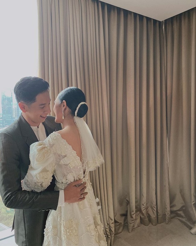 Mengenakan gaun panjang lengan balon berwarna broken white, Alika Islamadina tampil cantik memukau. Tatanan rambutnya pun terlihat simple dan rapih, hanya dicepol ke belakang. Foto: Instagram.com/danitasigarlaki