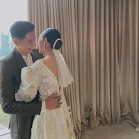 Mengenakan gaun panjang lengan balon berwarna broken white, Alika Islamadina tampil cantik memukau. Tatanan rambutnya pun terlihat simple dan rapih, hanya dicepol ke belakang. Foto: Instagram.com/danitasigarlaki